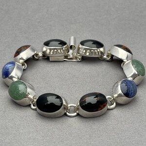 Taxco Silver and Black Stone Bracelet with Elegant Design